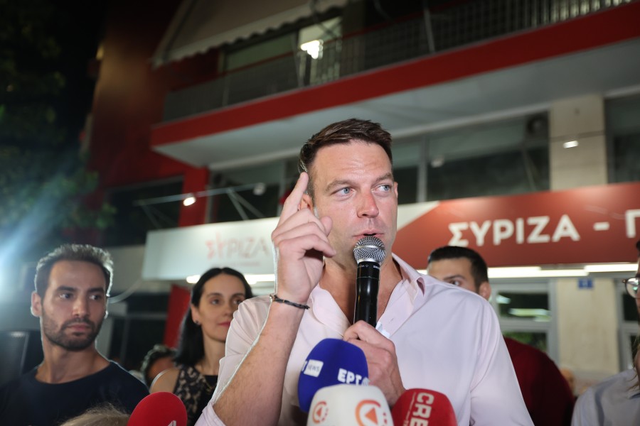 Με χειροκροτήματα και συνθήματα υποδέχθηκαν οι ψηφοφόροι του  ΣΥΡΙΖΑ τον νέο πρόεδρο του κόμματος Στέφανο Κασσελάκη