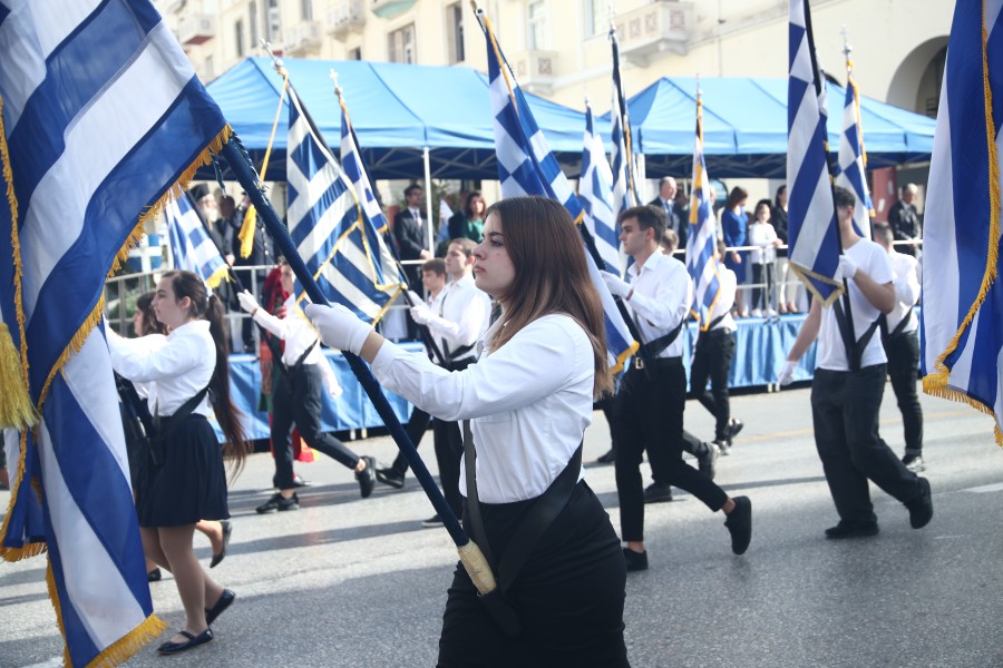 Η μαθητική παρέλαση για την 28η Οκτωβρίου στη Θεσσαλονίκη - Δείτε βίντεο