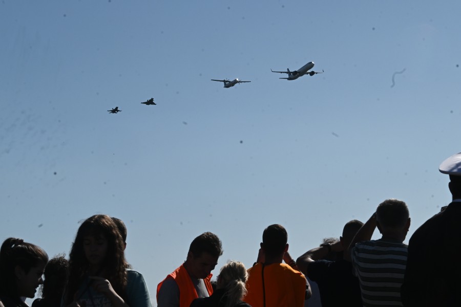 Aεροπορική επίδειξη στον Φλοίσβο για τη γιορτή του Αρχαγγέλου Μιχαήλ παρουσία του Νίκου Δένδια (φωτογραφίες)