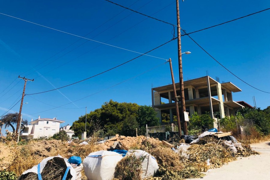 Πόρτο Ράφτη: σωροί σκουπιδιών - Το... μεγαλείο της ελληνικής παθογένειας