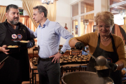 Κερατσίνι: Στην ταβέρνα «Κρητικός» ο Μητσοτάκης - Μαγείρεψε για ανθρώπους που έχουν ανάγκη