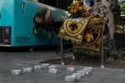 Νεκρός οπαδός ΑΕΚ: λουλούδια, κασκόλ και κεριά στο σημείο της δολοφονίας