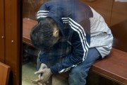 Ρωσία: με μαυρισμένα μάτια εμφανίστηκαν στο δικαστήριο οι δυο ύποπτοι για το μακελειό στη Μόσχα