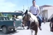 Ο Κασσελάκης έκανε περιοδεία στην Αργολίδα... πάνω σε άλογο