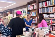 Η υποψήφια ευρωβουλευτής της ΝΔ Ελεονώρα Μελέτη συνομίλησε με πολίτες σε γνωστό βιβλιοπωλείο