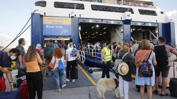 Έξοδος Ιουλίου: Όπου φύγει-φύγει… Ουρές στο λιμάνι του Πειραιά από ταξιδιώτες