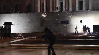 Τα έσπασαν οι κουκουλοφόροι στο Σύνταγμα – Πέταξαν πέτρες, μάρμαρα και μολότοφ (ΒΙΝΤΕΟ) Τα έσπασαν οι κουκουλοφόροι στο Σύνταγμα – Πέταξαν πέτρες, μάρμαρα και μολότοφ (ΒΙΝΤΕΟ)
