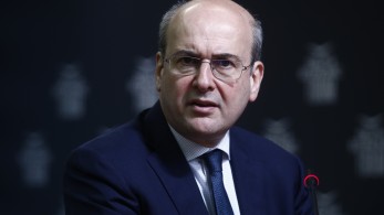 Χατζηδάκης για Κατρούγκαλο: Ο ΣΥΡΙΖΑ είναι «το κόκκινο ανθρωπάκι που χρήματα μοιράζει στον κοσμάκη» Χατζηδάκης για Κατρούγκαλο: Ο ΣΥΡΙΖΑ είναι «το κόκκινο ανθρωπάκι που χρήματα μοιράζει στον κοσμάκη»