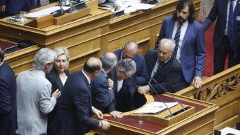 Προγραμματικές δηλώσεις: διεκόπη η ομιλία Κουτσούμπα - κατέρρευσε στο βήμα ο γραμματέας του ΚΚΕ (βίντεο) Προγραμματικές δηλώσεις: διεκόπη η ομιλία Κουτσούμπα - κατέρρευσε στο βήμα ο γραμματέας του ΚΚΕ (βίντεο)