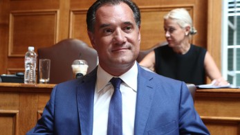 Αυτοτρολάρεται ο Άδωνις μετά την επισήμανση Μητσοτάκη για τα έδρανα του ΚΚΕ Αυτοτρολάρεται ο Άδωνις μετά την επισήμανση Μητσοτάκη για τα έδρανα του ΚΚΕ