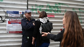 Η ΑΥΓΗ παρουσιάζει ως «κατοίκους Εξαρχείων» τον περιφερόμενο θίασο των επαγγελματιών μπαχαλάκηδων Η ΑΥΓΗ παρουσιάζει ως «κατοίκους Εξαρχείων» τον περιφερόμενο θίασο των επαγγελματιών μπαχαλάκηδων