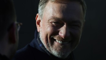 Γερμανία: πέταξαν τούρτα στον Κρίστιαν Λίντνερ: «Θα προτιμούσα σαντιγί…»