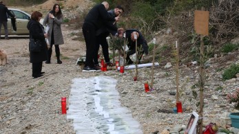 Τέμπη: στο σημείο της τραγωδίας συγγενείς των θυμάτων