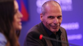 Γιάνης Βαρουφάκης σε podcast: ecstasy, χόρτο και φαντασιώσεις με τη Μέρκελ (video)