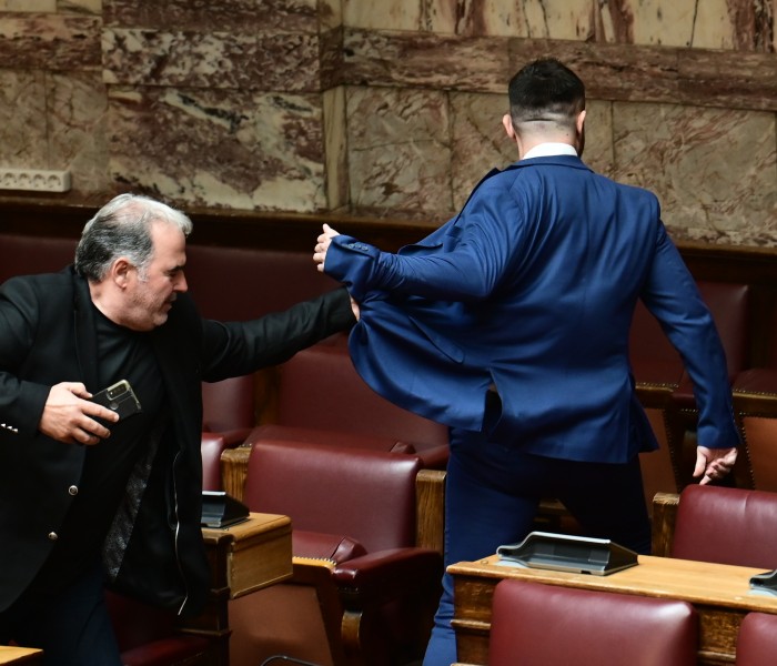Βουλή-Πρωτοφανές επεισόδιο: πρώην βουλευτής των Σπαρτιατών επιτέθηκε σε βουλευτή της Ελληνικής Λύσης
